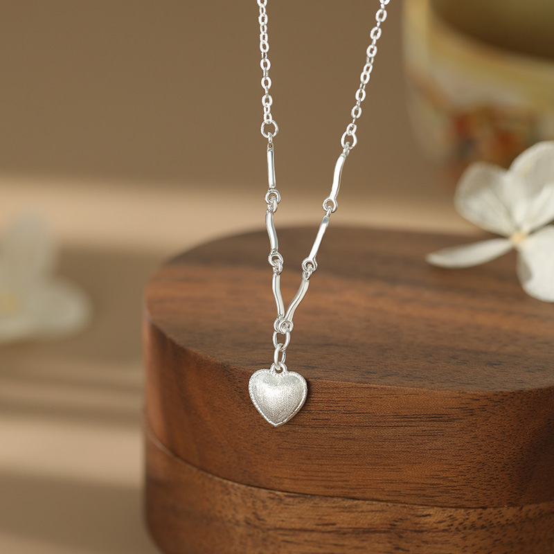 Sterling silver heart-shaped brushed necklace, fresh, artistic, versatile, and fashionable clavicle chain.