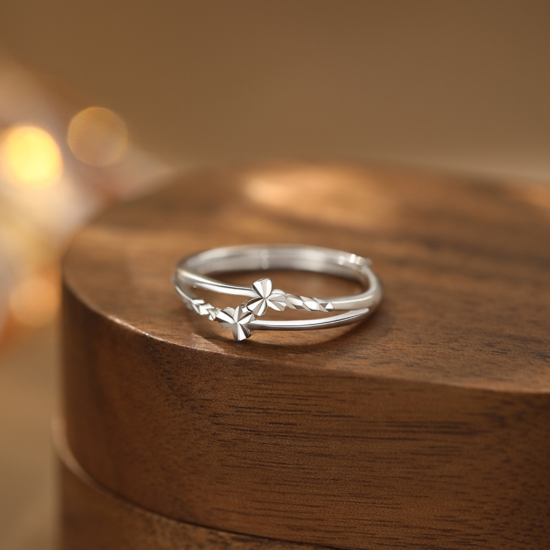 Sterling silver double-layered three-leaf flower ring, simple and unique design, high-end and elegant jewelry.