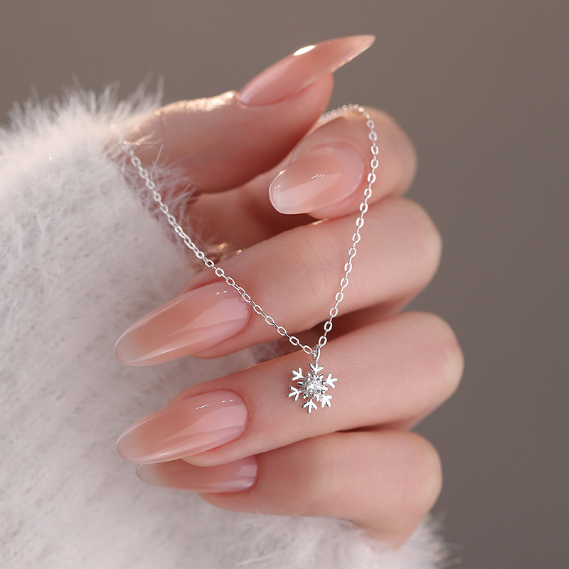 Pure silver autumn/winter new snowflake necklace for women, gentle, sweet and elegant necklace