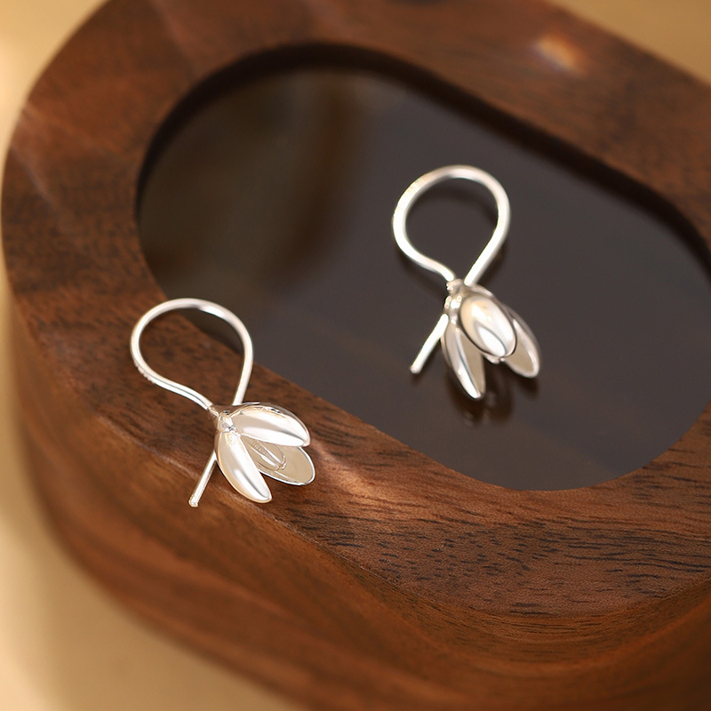 Sterling silver magnolia flower ear hooks, new autumn/winter style, elegant, versatile, fresh, niche earrings for pierced ears.
