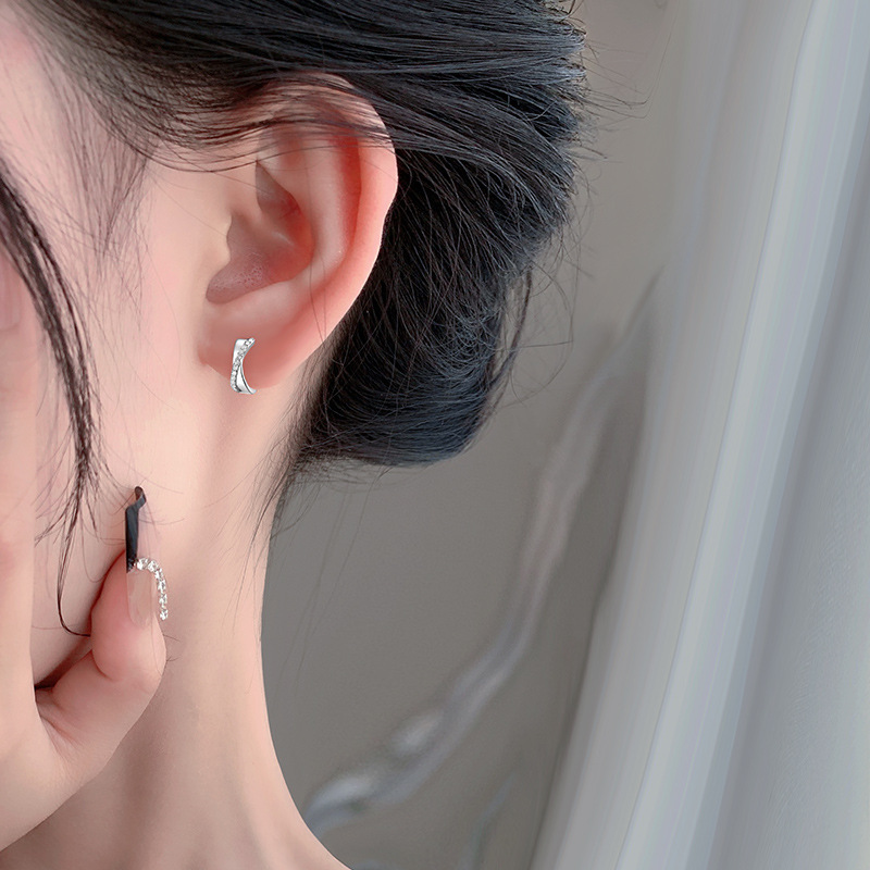 Sterling silver cross-studded diamond ear cuffs, suitable for pierced ears, no need to remove while sleeping, geometric minimalist style.