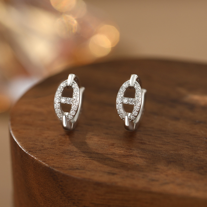 Sterling silver unique pig nose earrings for women, fashionable and versatile, niche design, new style.